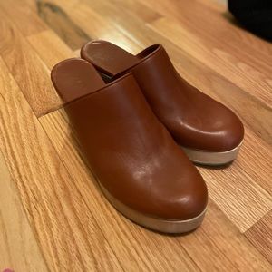 Retired Everlane leather clog in cognac